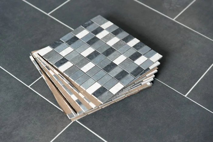 Ein Stapel grauer Mosaikfliesen